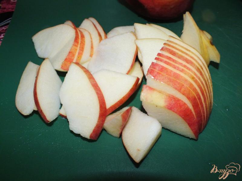 Фото приготовление рецепта: Куриные крылья с карамелизированными яблоками и луком шаг №3