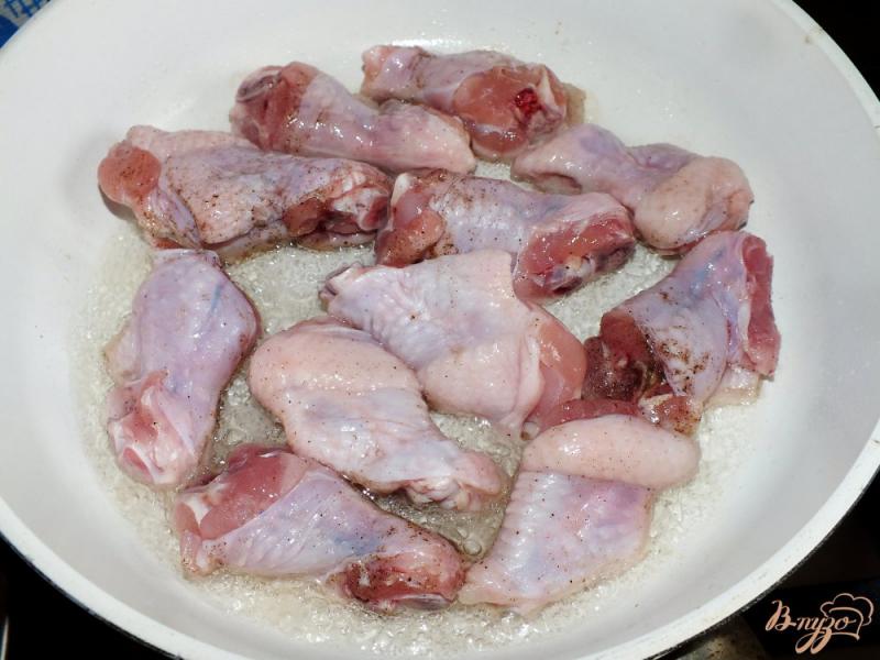 Фото приготовление рецепта: Куриные крылья с карамелизированными яблоками и луком шаг №1