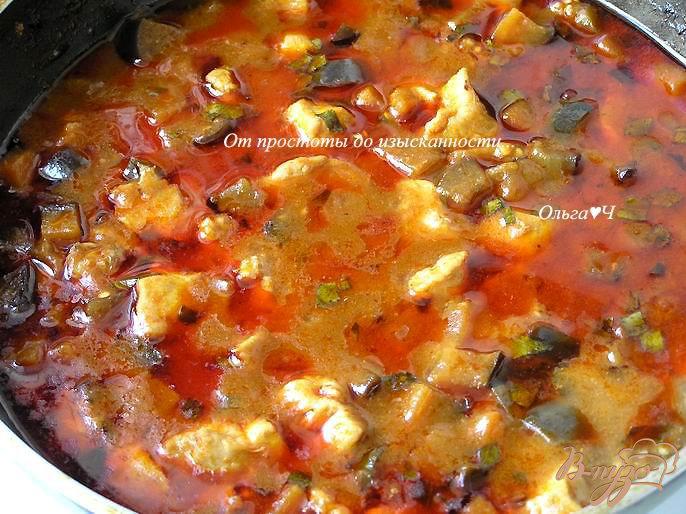 Фото приготовление рецепта: Курица в соусе карри с баклажанами и рисом шаг №5