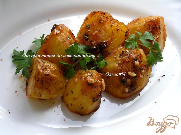 Фото приготовление рецепта: Картофель в томатно-соевом соусе с базиликом шаг №5