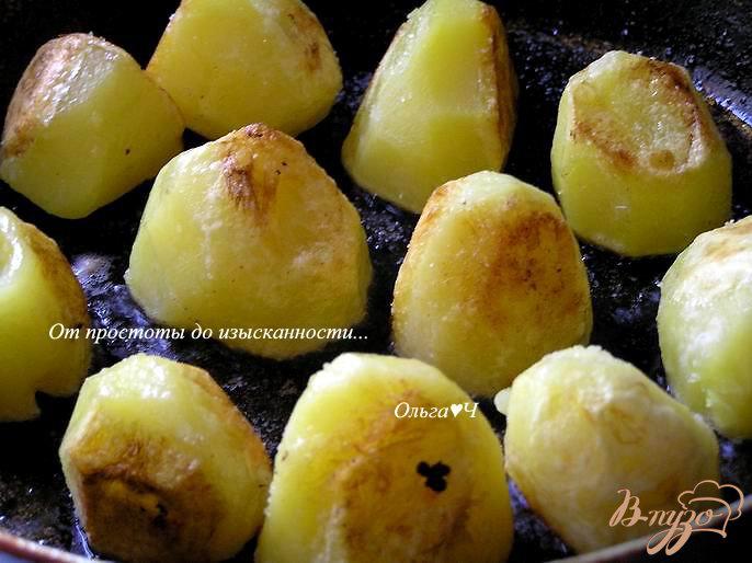 Фото приготовление рецепта: Картофель в томатно-соевом соусе с базиликом шаг №3