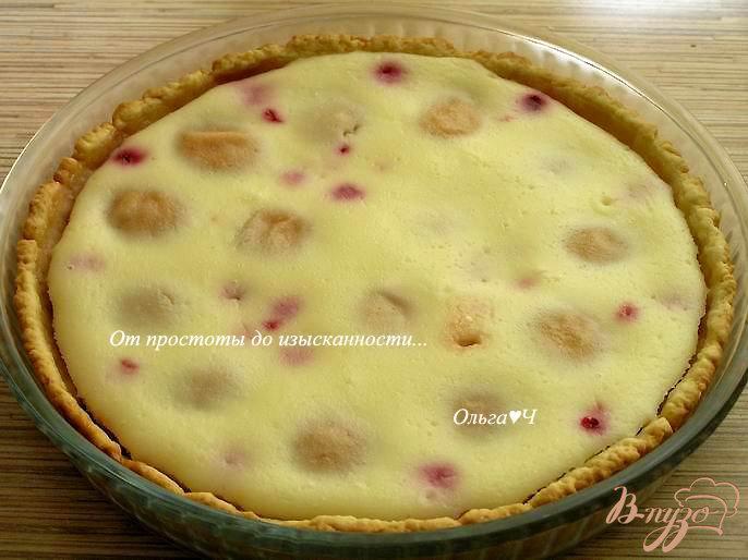 Фото приготовление рецепта: Пирог с абрикосами и малиной шаг №8