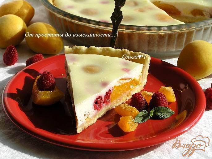 Фото приготовление рецепта: Пирог с абрикосами и малиной шаг №9