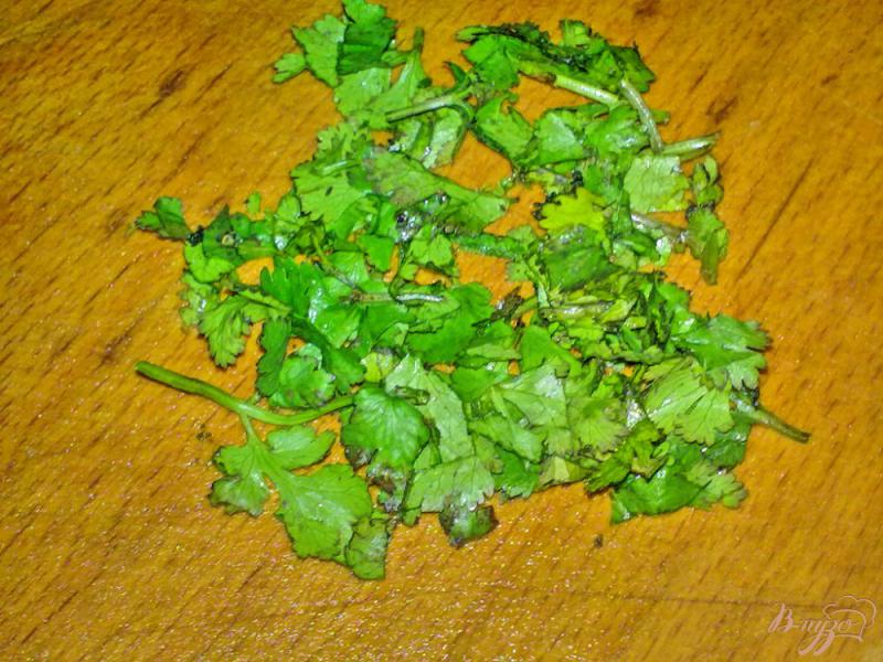 Фото приготовление рецепта: Салат из дайкона с сухофруктами шаг №2