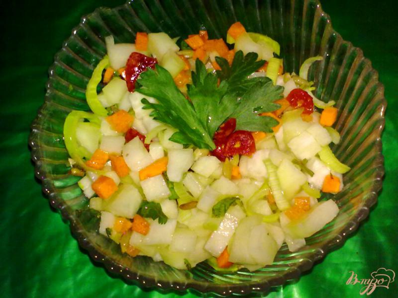 Фото приготовление рецепта: Салат из кольраби с семечками шаг №5