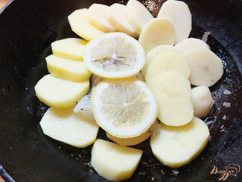 Фото приготовление рецепта: Пангасиус запеченный с картошкой шаг №2