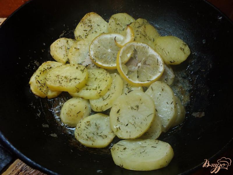 Фото приготовление рецепта: Пангасиус запеченный с картошкой шаг №4