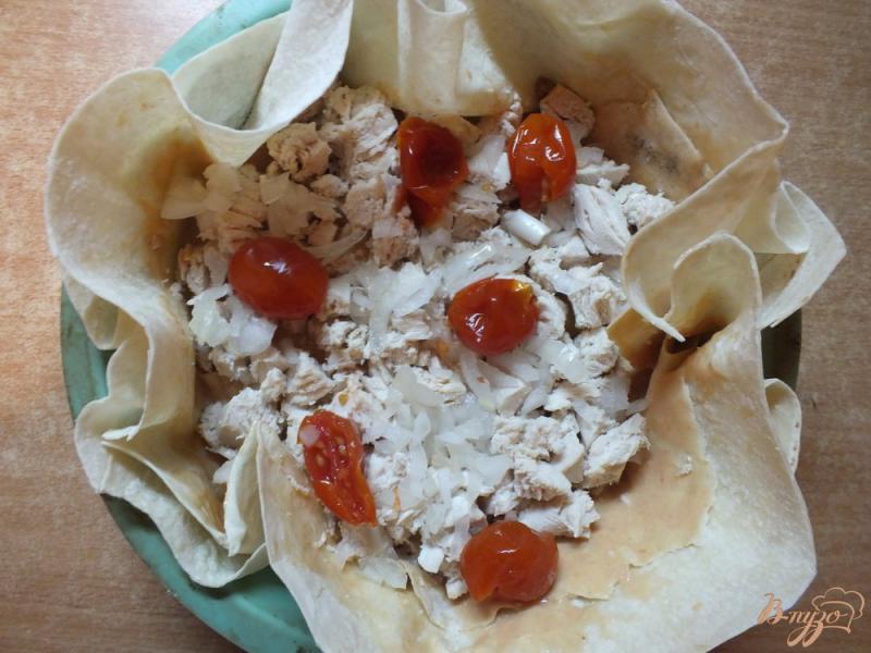 Фото приготовление рецепта: Открытый куриный пирог с помидорами черри шаг №8