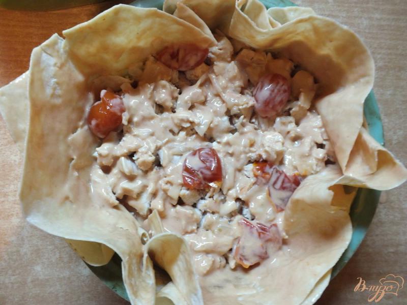 Фото приготовление рецепта: Открытый куриный пирог с помидорами черри шаг №9