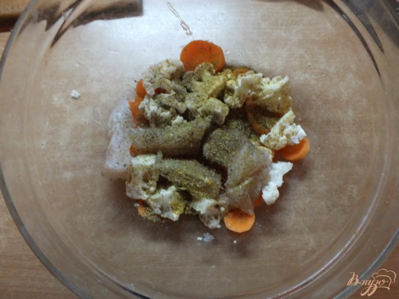 Фото приготовление рецепта: Пангасиус запеченый с овощами шаг №4