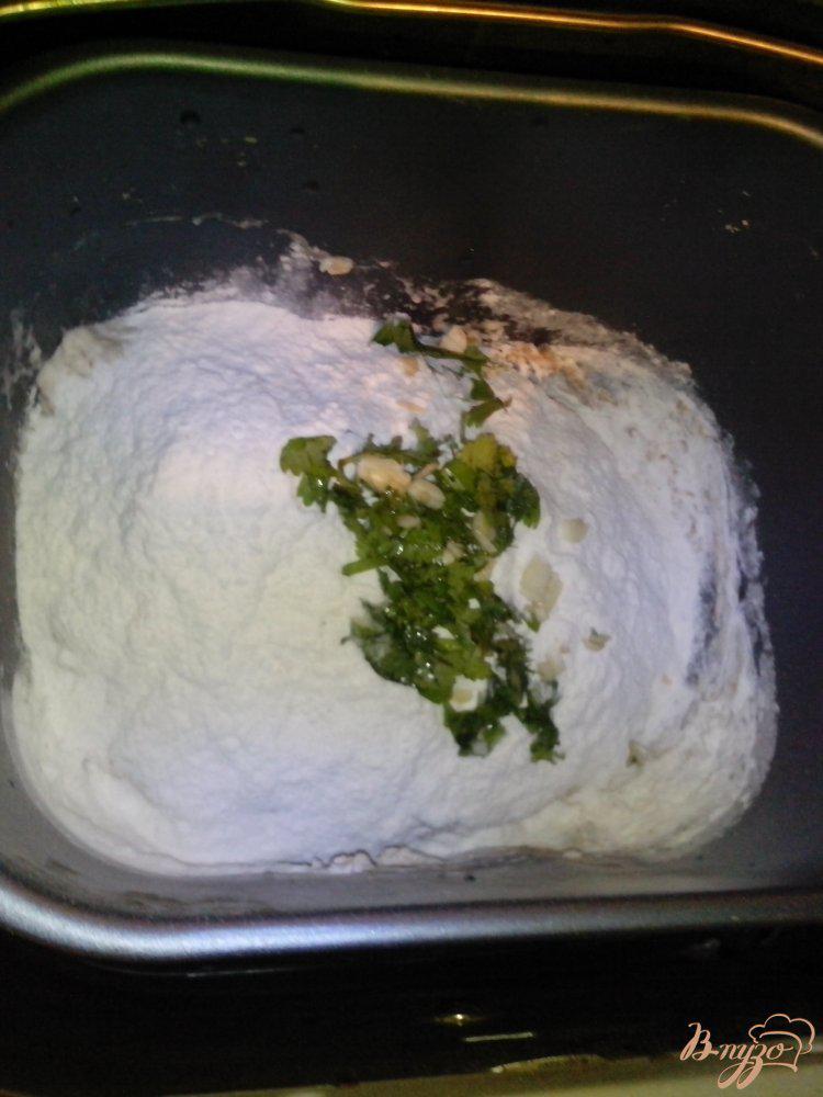 Фото приготовление рецепта: Пшеничный хлеб на закваске с чесноком и зеленью в хлебопечке шаг №3