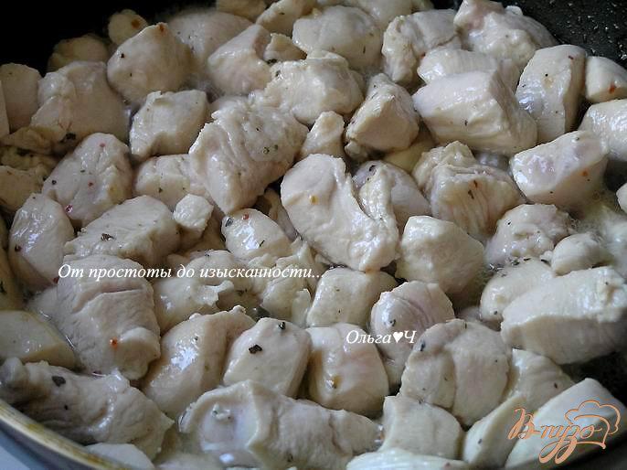 Фото приготовление рецепта: Куриное филе под двойным соусом шаг №2