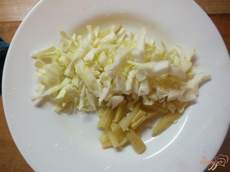 Фото приготовление рецепта: Салат с молодой капустой и кукурузой шаг №4