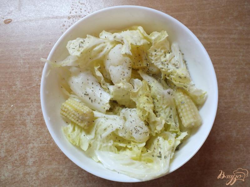 Фото приготовление рецепта: Салат с пекинской капустой и початками кукурузы шаг №6