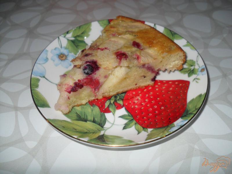 Фото приготовление рецепта: шарлотка на сметане с ягодами и яблоками шаг №8