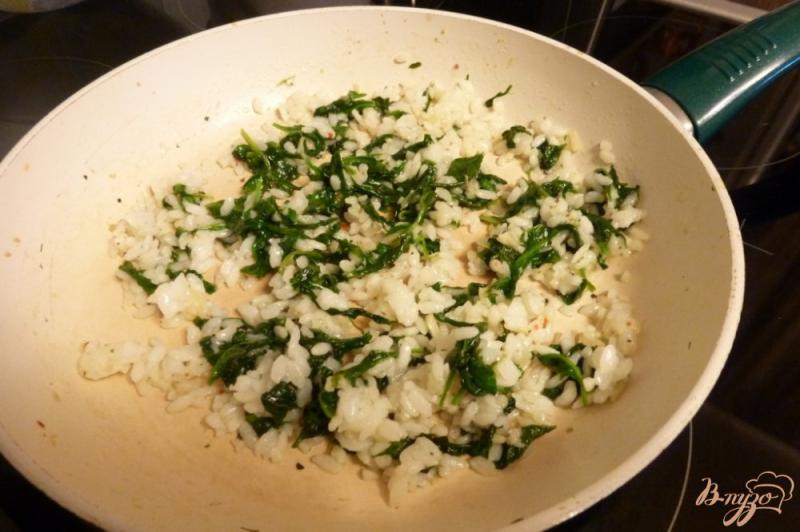 Фото приготовление рецепта: Лепешка с рисом, шпинатом и форелью шаг №2