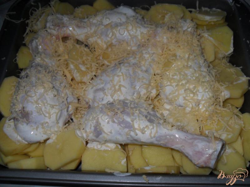 Фото приготовление рецепта: Куриные голени в сметане с картошкой шаг №5