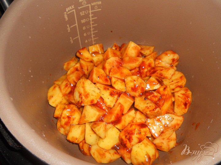 Фото приготовление рецепта: Картофель в томатном соусе в мультиварке шаг №4