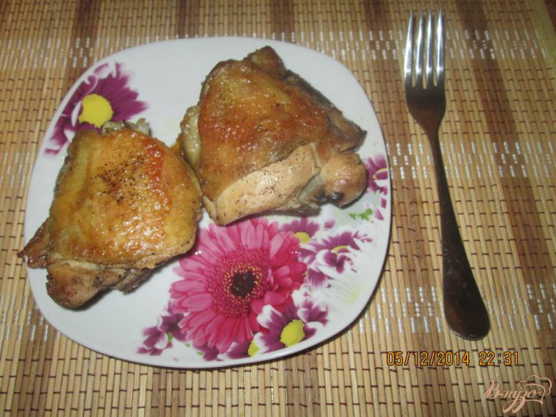 Фото приготовление рецепта: Жареные куриные бедра на сковородке шаг №4