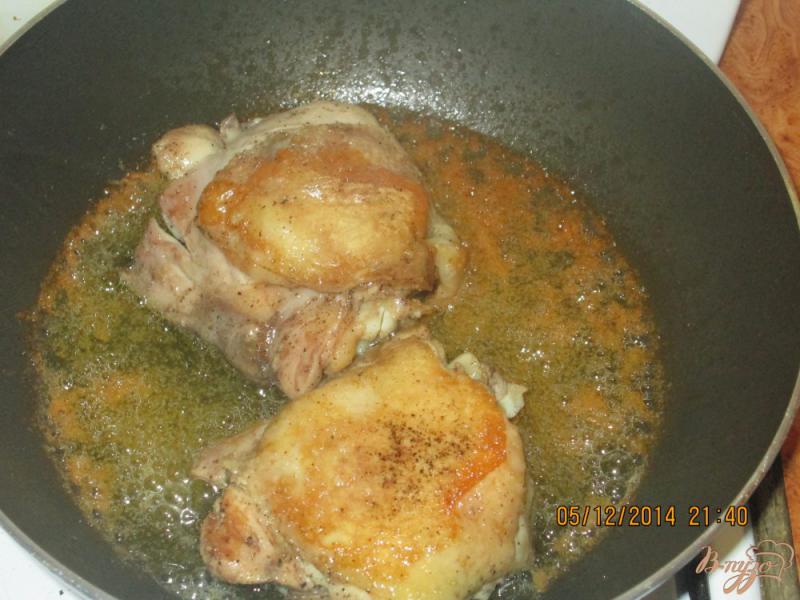 Фото приготовление рецепта: Жареные куриные бедра на сковородке шаг №3