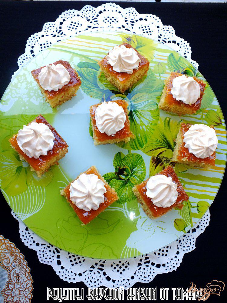 Фото приготовление рецепта: Пирожные с абрикосовым джемом и безе шаг №7