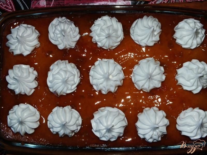 Фото приготовление рецепта: Пирожные с абрикосовым джемом и безе шаг №6