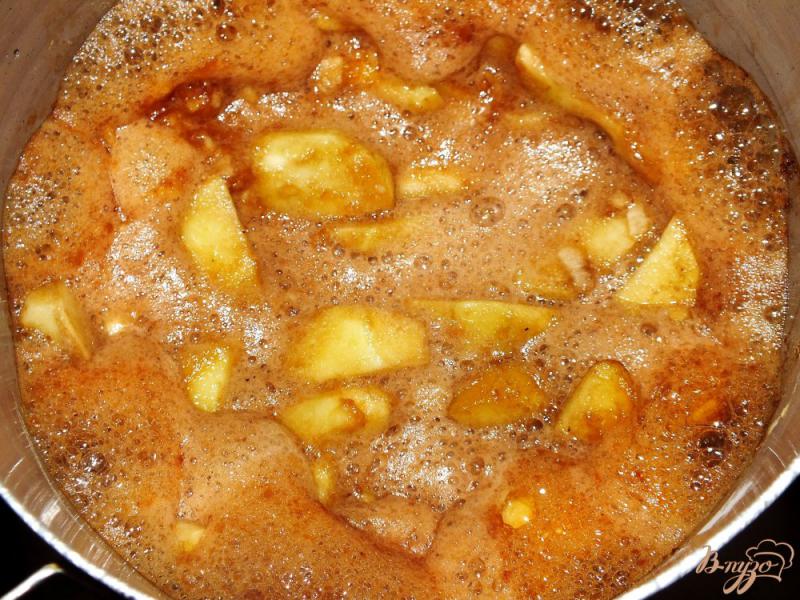 Фото приготовление рецепта: Пудинг с яблоками тоффи шаг №4