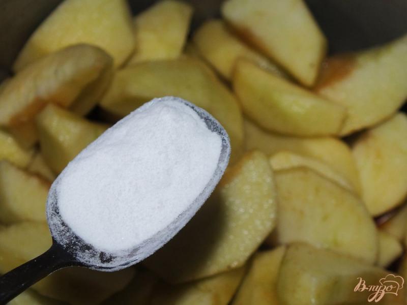 Фото приготовление рецепта: Пудинг с яблоками тоффи шаг №3