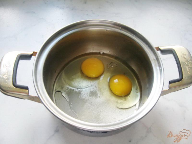 Фото приготовление рецепта: Блины с припеком из яиц, зеленого лука и ветчины шаг №1