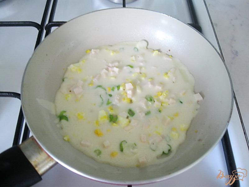 Фото приготовление рецепта: Блины с припеком из яиц, зеленого лука и ветчины шаг №7