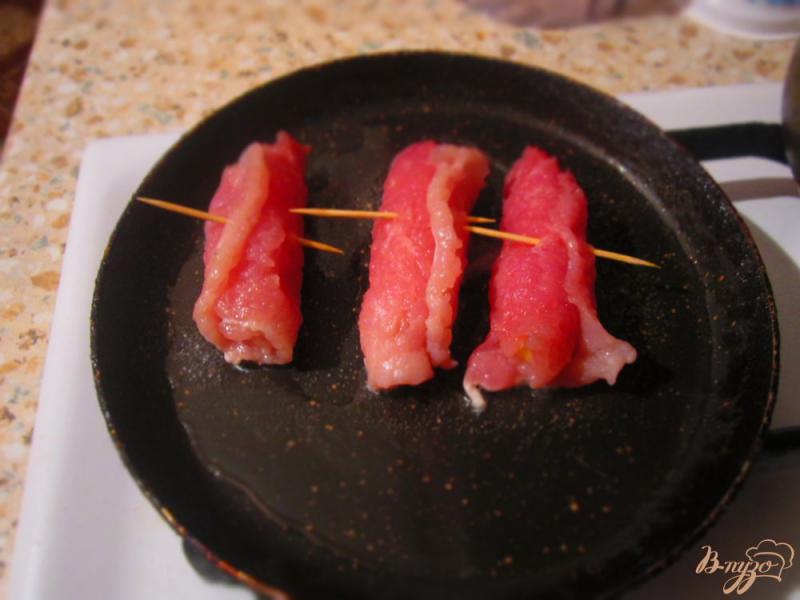 Фото приготовление рецепта: Свиные рулетики с сыром шаг №4