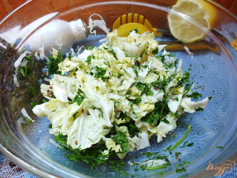 Фото приготовление рецепта: Салат овощной с изюмом и кунжутным маслом шаг №5