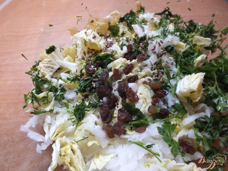 Фото приготовление рецепта: Салат овощной с изюмом и кунжутным маслом шаг №4