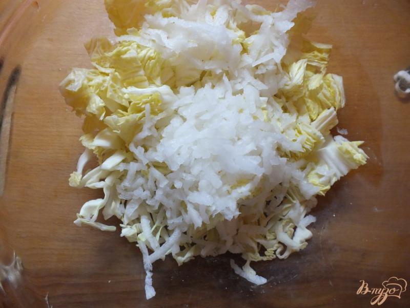 Фото приготовление рецепта: Салат овощной с изюмом и кунжутным маслом шаг №2