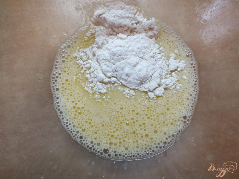 Фото приготовление рецепта: Мафины с брокколи закусочные на молоке шаг №3
