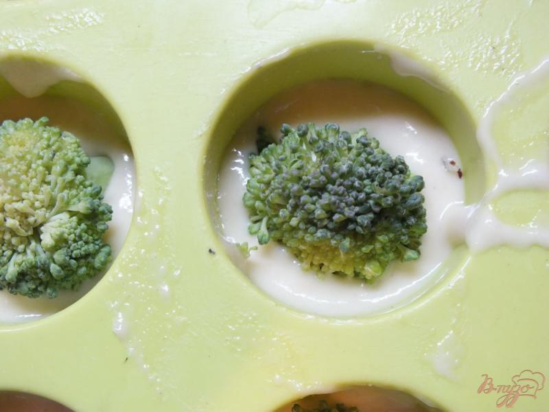Фото приготовление рецепта: Мафины с брокколи закусочные на молоке шаг №6