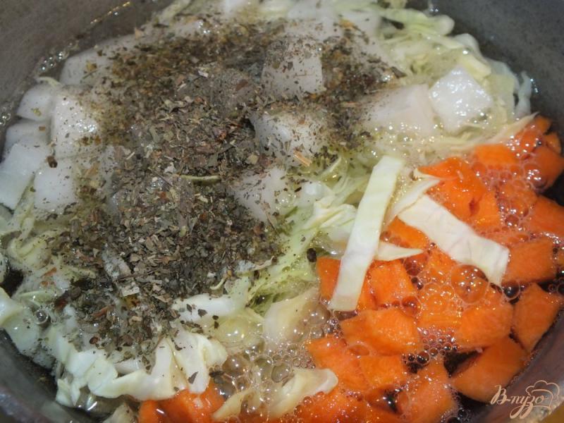 Фото приготовление рецепта: Суп овощной с кукурузными  початками и дайконом шаг №5