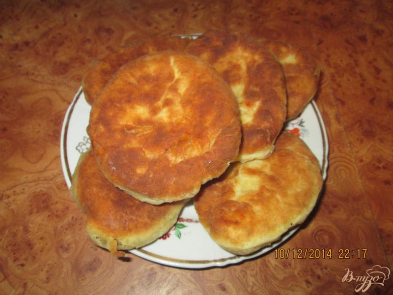 Фото приготовление рецепта: Жареные пирожки на кефире с капустой шаг №4