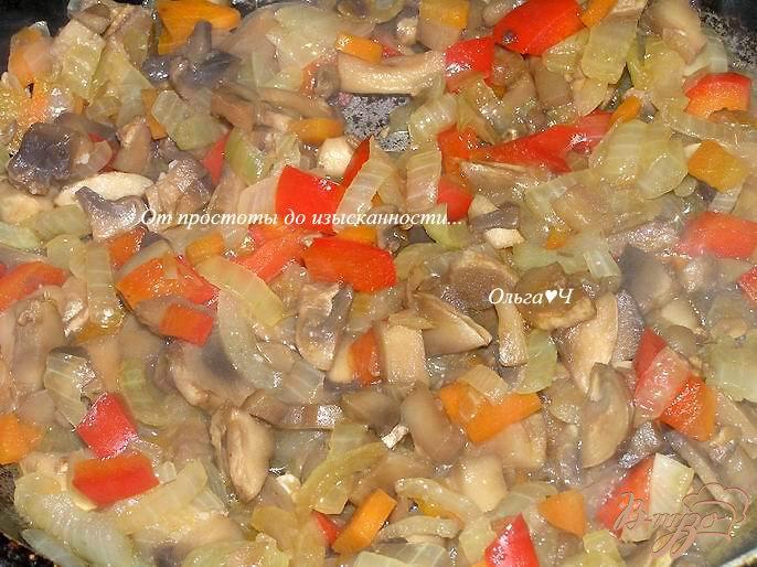 Фото приготовление рецепта: Гороховый суп с грибами и сладким перцем шаг №3