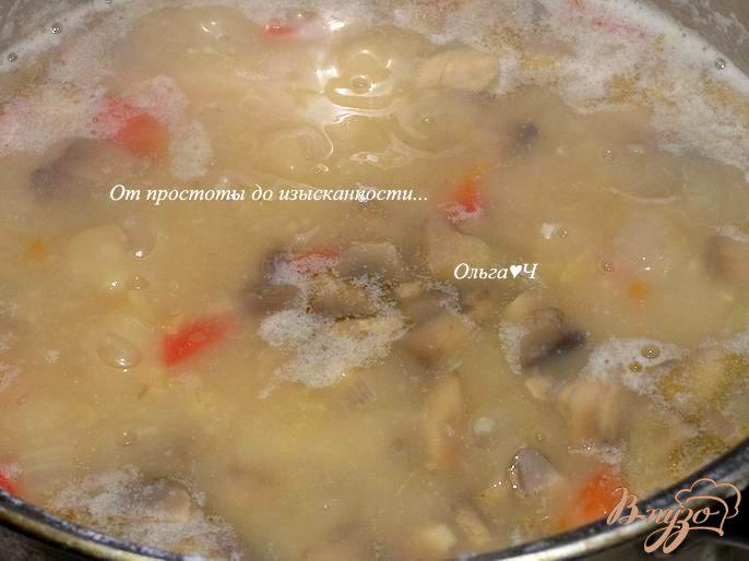 Фото приготовление рецепта: Гороховый суп с грибами и сладким перцем шаг №4