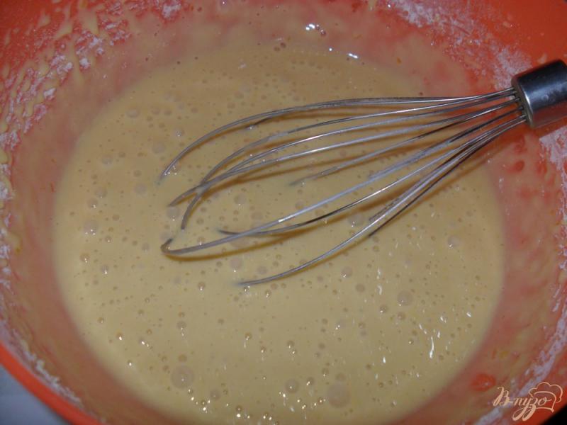 Фото приготовление рецепта: Шарлотка на сгущенном молоке шаг №2