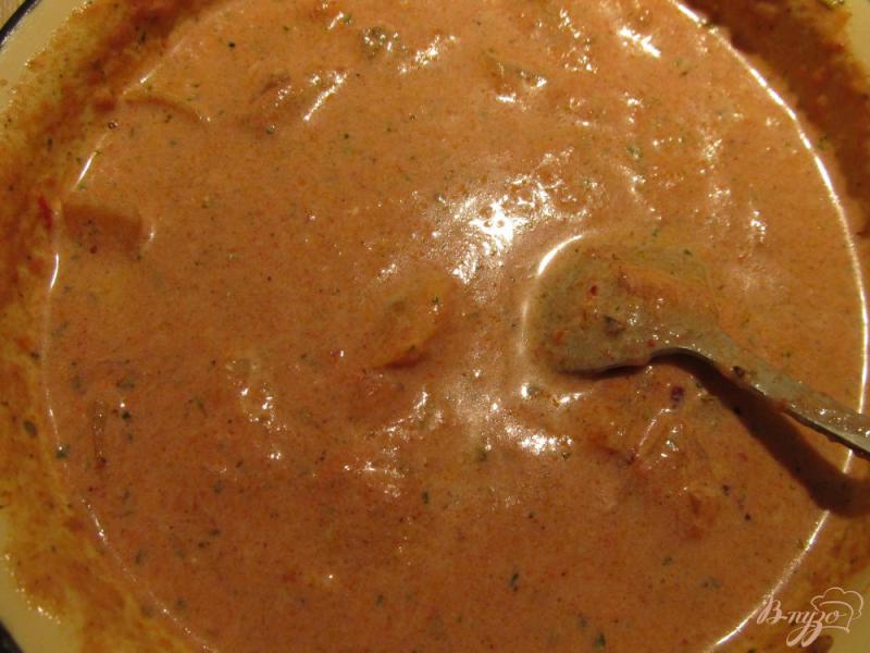 Фото приготовление рецепта: Каннеллони с фаршем под томатно-сметанным соусом шаг №6