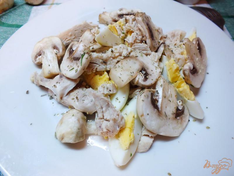Фото приготовление рецепта: Салат с вареными грибами шаг №5