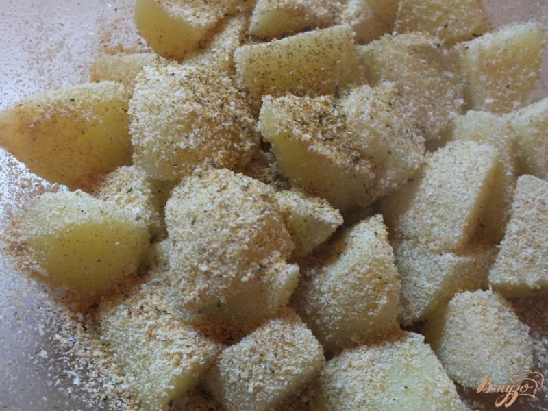 Фото приготовление рецепта: Вареный картофель запеченный в панировочных сухарях шаг №3