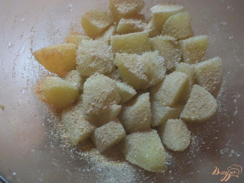 Фото приготовление рецепта: Вареный картофель запеченный в панировочных сухарях шаг №2