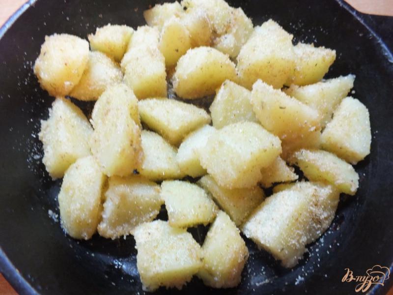 Фото приготовление рецепта: Вареный картофель запеченный в панировочных сухарях шаг №5