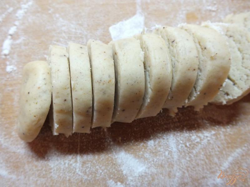 Фото приготовление рецепта: Пряное печенье из песочного теста шаг №7