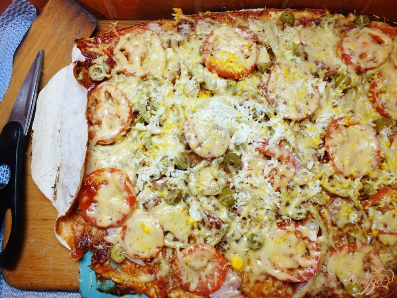 Фото приготовление рецепта: Пицца с ветчиной и болгарским перцем шаг №7