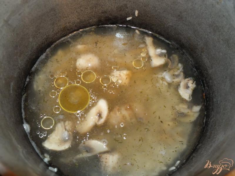 Фото приготовление рецепта: Рис с грибами и соевым соусом шаг №3