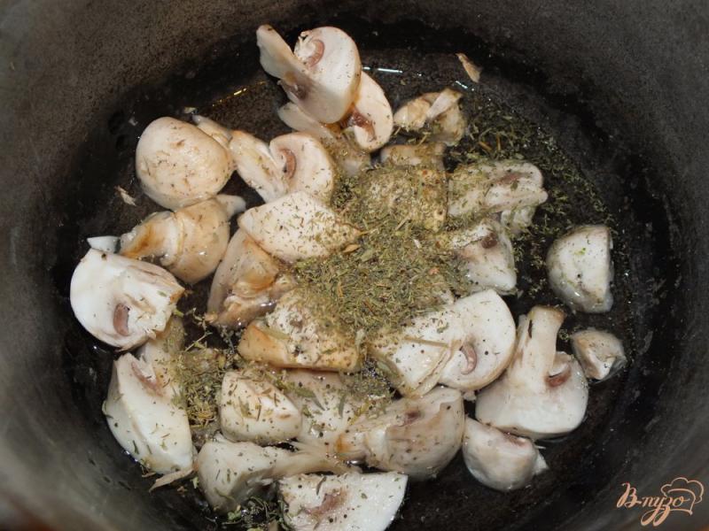 Фото приготовление рецепта: Рис с грибами и соевым соусом шаг №2